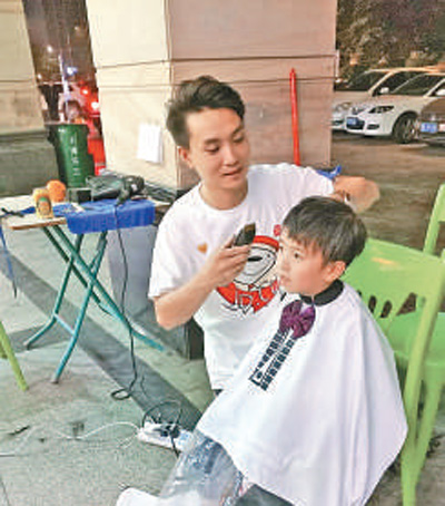 快递小哥义务理发人气旺(点赞新时代)