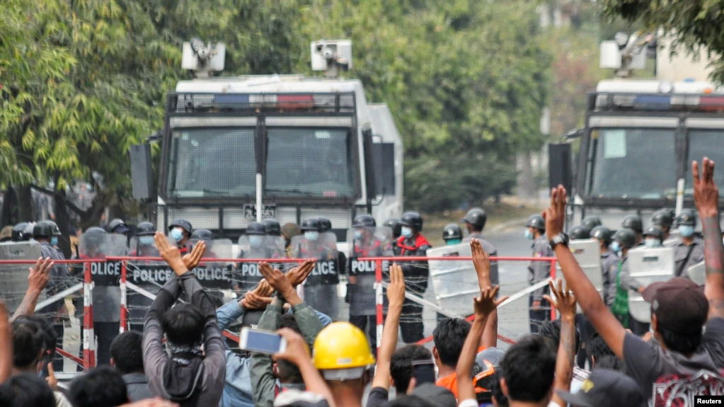 媒体证实：缅甸警方向示威者发射实弹，两人死亡