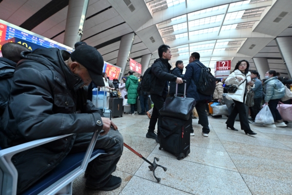 中共專家又出損招：不生孩子就少發養老金