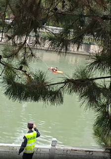 中共四中全會之時，北京國家信訪局外絕望訪民被逼跳河