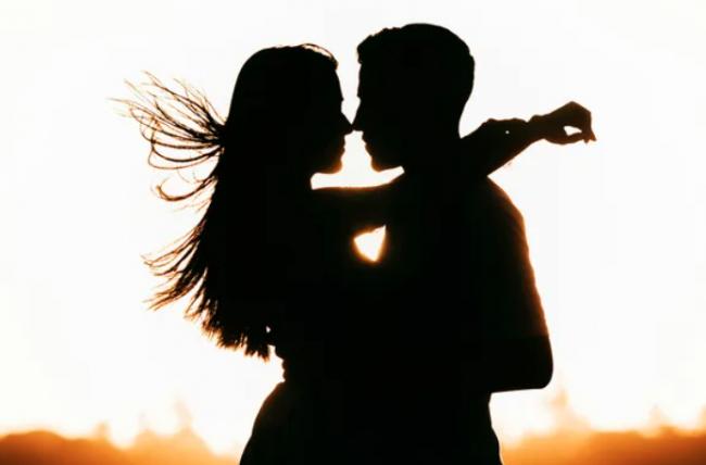 55岁人妻抛夫弃子重投校园旧爱怀抱 结果惨了