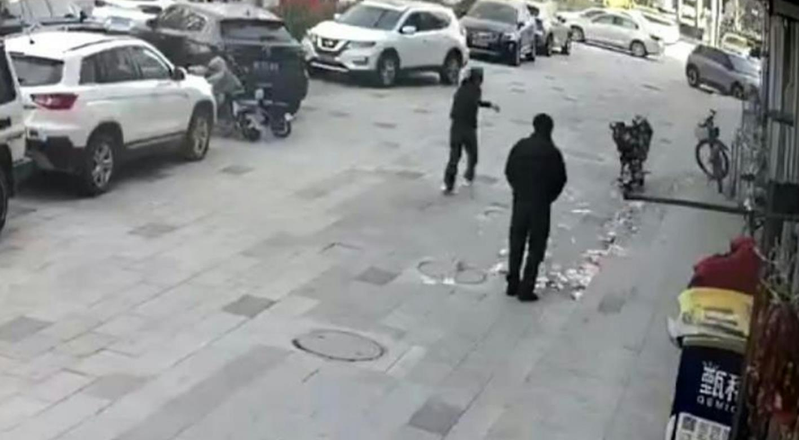 河北男子银行出来 5万现金被风刮飞散落 结果…