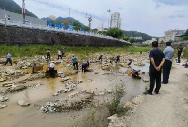 在中国,“无路可走”的人 下河去淘金