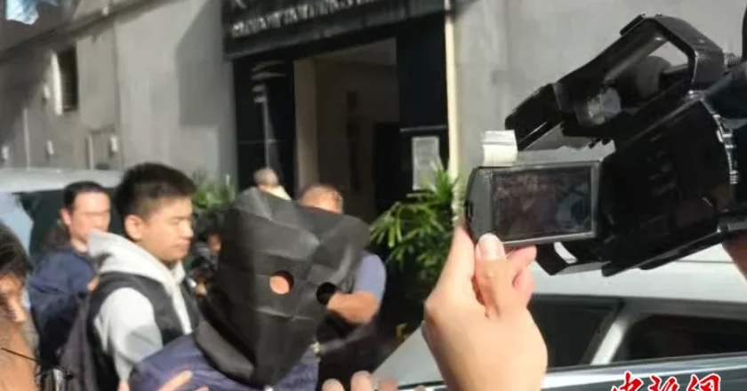 火灾嫌疑人戴头套被捕 香港商讨推进用金属脚手架